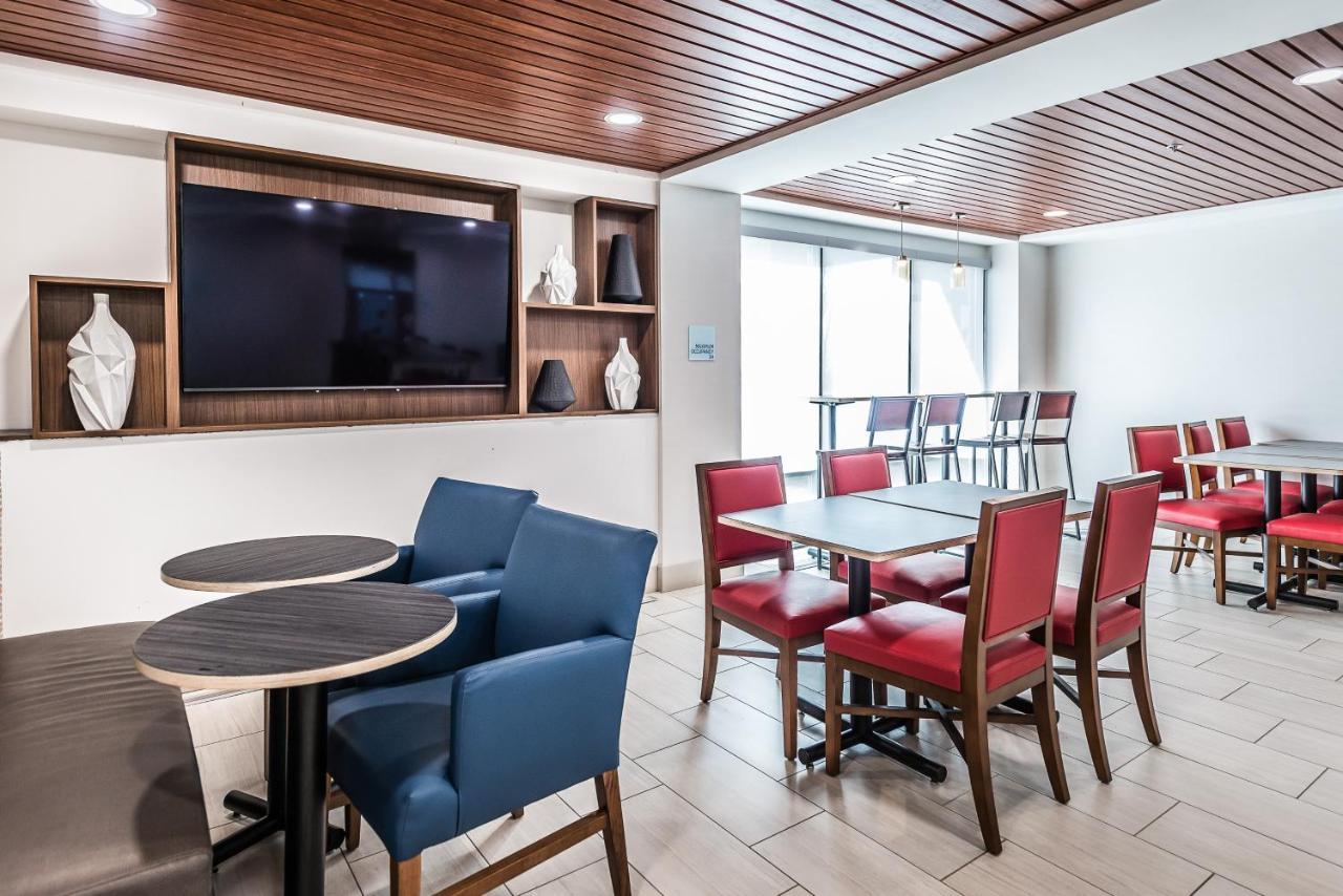 Holiday Inn Express Flint-Campus Area By Ihg Buitenkant foto