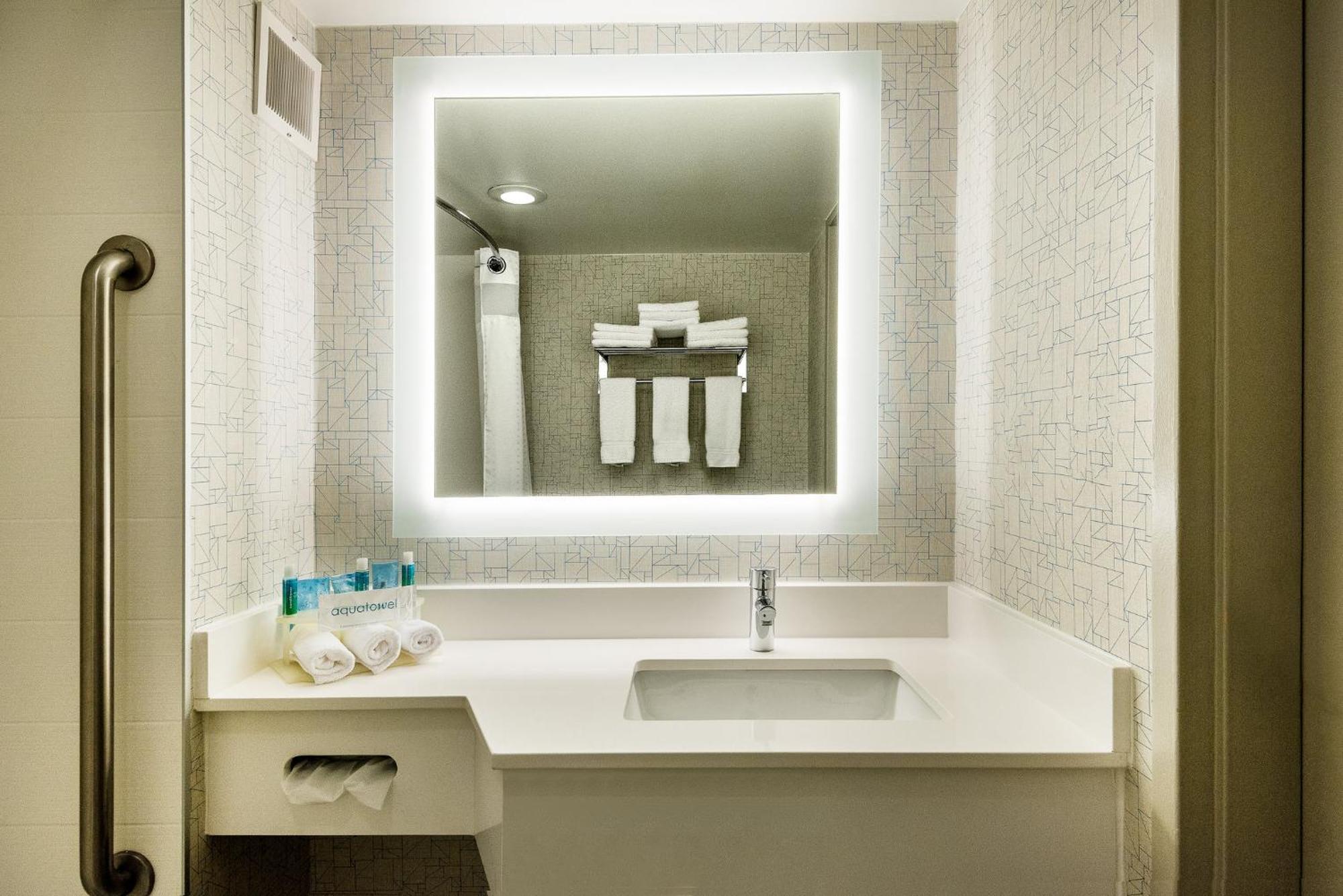 Holiday Inn Express Flint-Campus Area By Ihg Buitenkant foto